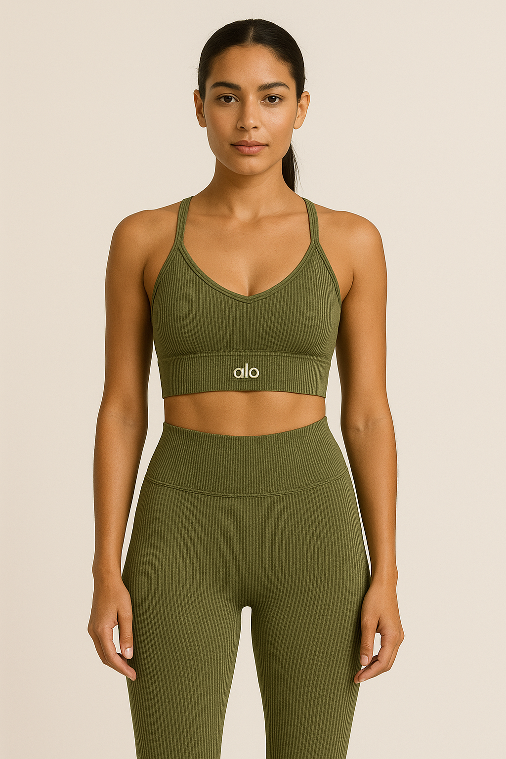 Conjunto Deportivo Verde Oliva Alo Top de Tirantes Cruzados y Leggings de Tiro Alto
