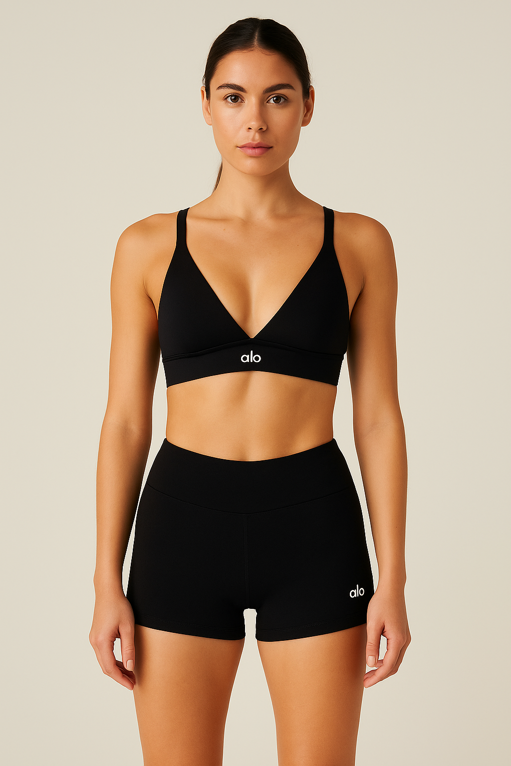 Set deportivo negro con top escote en V + shorts básicos
