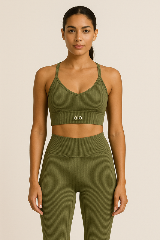 Conjunto Deportivo Verde Oliva Alo Top de Tirantes Cruzados y Leggings de Tiro Alto