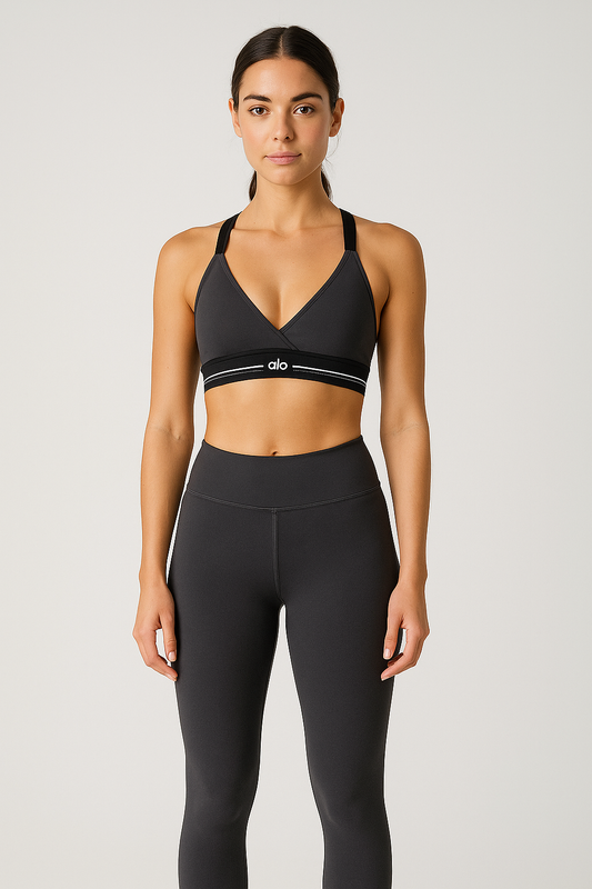 Set deportivo negro elegante con top escote en V Top + Leggings