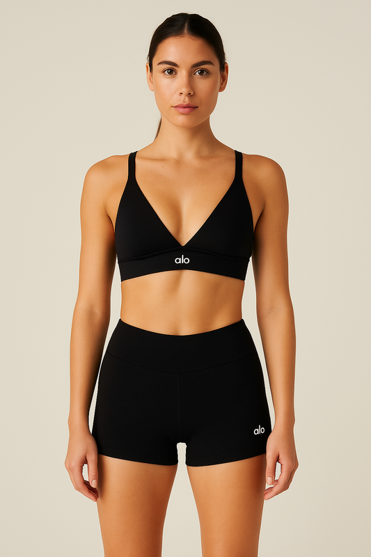 Set deportivo negro con top escote en V + shorts básicos